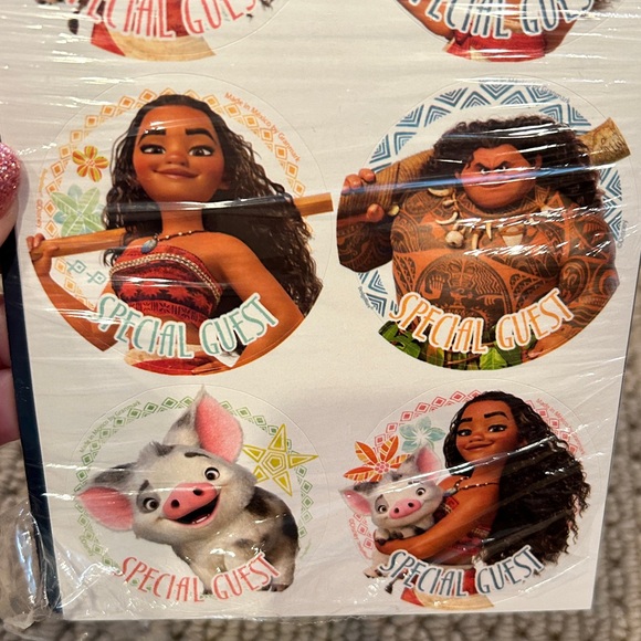 Disney 100+ pc Moana Party Supplies with Colorful Leis - Picture 12 of 12